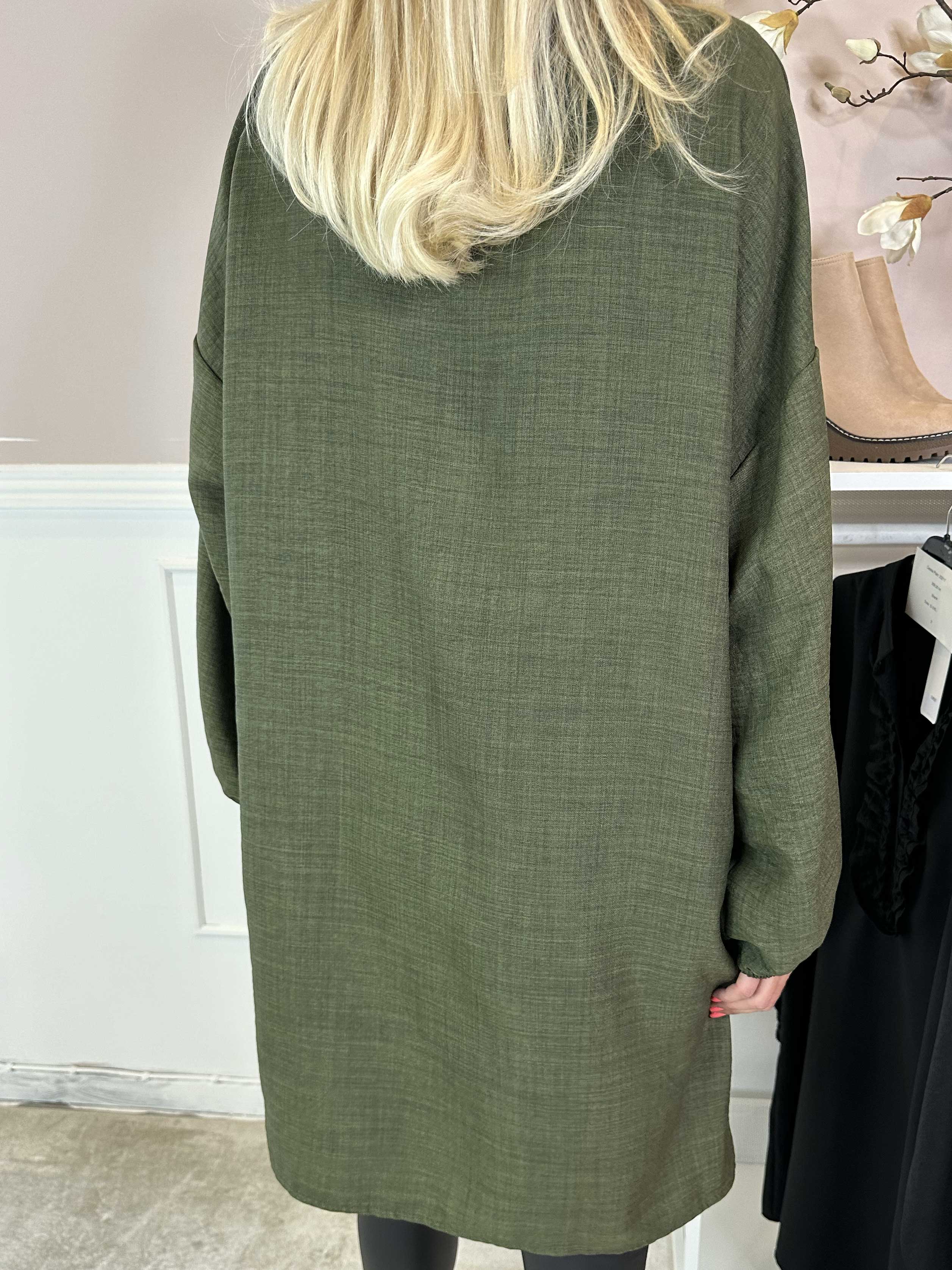 Cassia Plain - Tunikaklänning med volanger vid bröstet